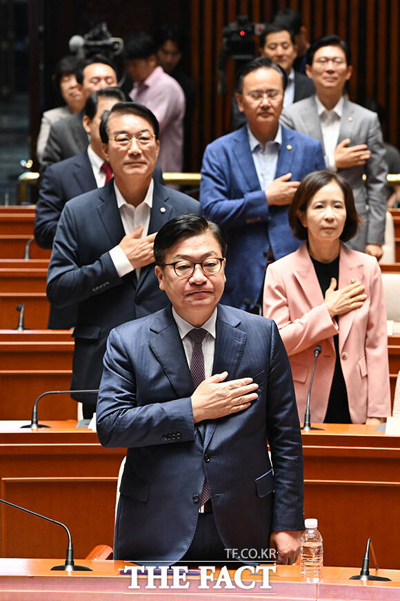 의원총회에서 모두발언 하는 정점식 원내대표.