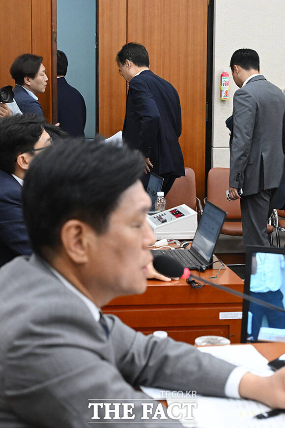 퇴장하는 국민의힘 의원들 뒤로하고 회의 진행하는 조 위원장.