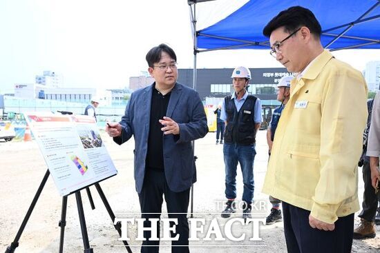 김원기 경기 의정부시장이 19일 의정부시 금오동 소재 유류저장소 도시개발사업 현장을 방문, 관계자로부터 사업 진행 상황을 듣고 있다. /의정부시