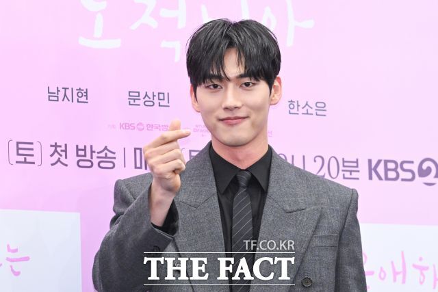 배우 홍민기의 전 여자친구 A 씨가 교제 중 겪은 일들과 관련한 폭로를 이어가고 있다. 사진은 지난해 개최된 KBS2 드라마 '은애하는 도적님아' 제작발표회에 참석한 모습. /더팩트 DB