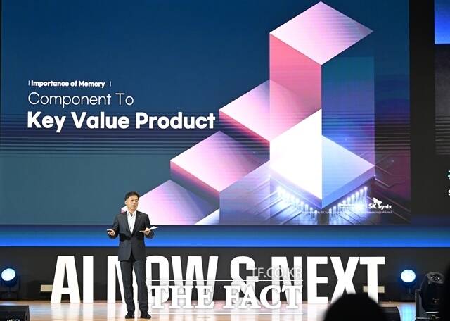 곽노정 SK하이닉스 CEO가 지난해 11월 서울 강남구 코엑스에서 열린 SK AI 서밋 키노트 세션에서 AI 메모리를 주제로 연설하고 있다. /이새롬 기자