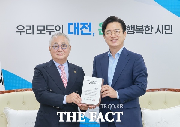 허태정 대전시장이 20일 임영진 성심당 대표이사에게 시정발전 유공 감사패를 전달하고 있다. /대전시