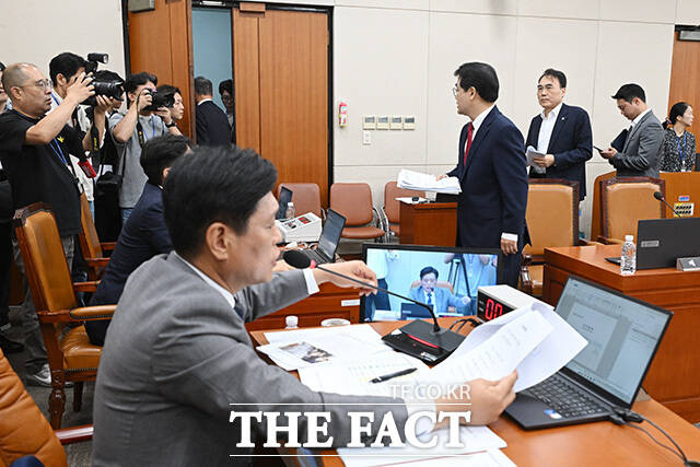 퇴장하는 국민의힘 의원들.