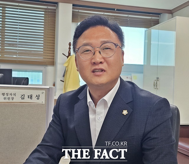 김태성 논산시의회 행정자치위원장이19일 <더팩트>와 인터뷰를 하고 있다. /김형중 기자
