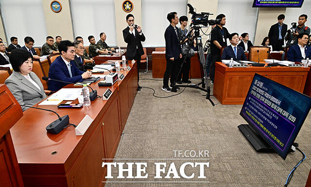 안규백 국방부 장관이 20일 오전 서울 여의도 국회에서 열린 국방위원회 전체회의에 출석해 유영하 국민의힘 의원의 질의를 듣고 있다.