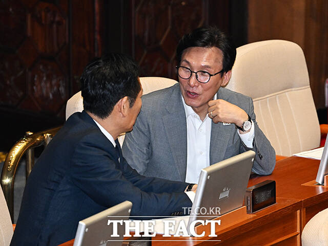 김민석 더불어민주당 대표(가운데)가 20일 오후 서울 여의도 국회에서 열린 제438회국회(임시회) 1차 본회의에 참석해 정청래 전 대표와 대화(왼쪽)를 하고 있다. /국회=배정한 기자