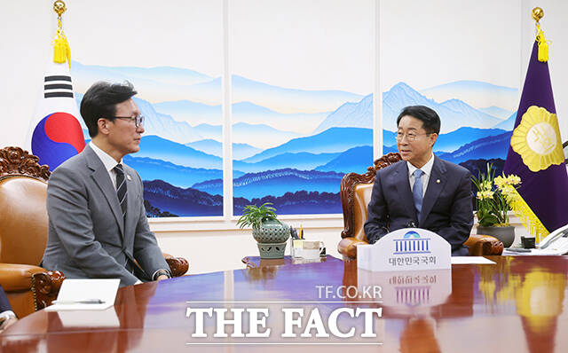 조정식 국회의장이 20일 오후 서울 여의도 국회에서 김민석 더불어민주당 신임 당대표(왼쪽)를 접견하며 기념사진 촬영을 하고 있다. /국회=배정한 기자