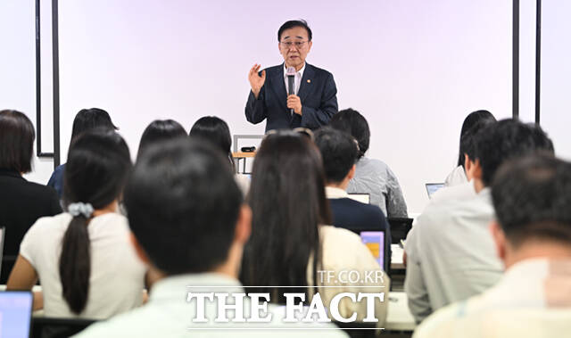 김윤덕 국토교통부 장관(오른쪽)과 오세훈 서울시장이 20일 오전 서울 중구 달개비에서 주택공급 회동을 마친 뒤 나서고 있다. /이새롬 기자