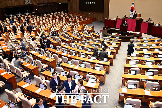 국회는 20일 본회의를 열고 패스트트랙(신속처리안건) 심사 기간을 현행 330일에서 90일로 단축하는 내용의 국회법 개정안을 의결했다. /배정한 기자
