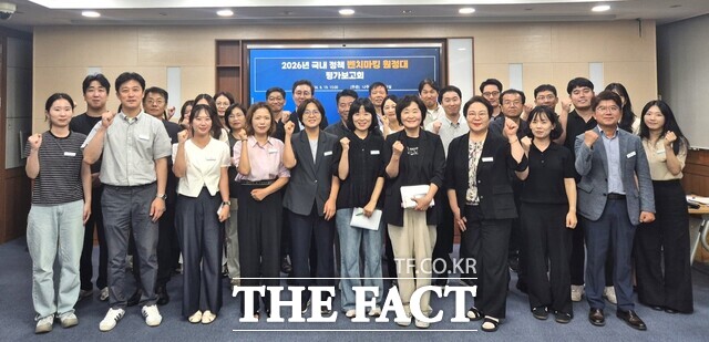 나주시가 19일 '2026 국내 정책 벤치마킹 원정대 평가 보고회'를 갖고 기념 촬영을 하고 있다. /나주시