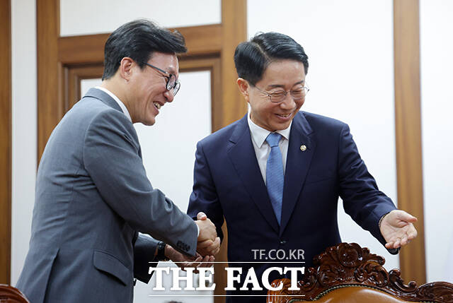 조정식 국회의장이 20일 오후 서울 여의도 국회에서 김민석 더불어민주당 신임 당대표(왼쪽)를 접견하며 기념사진 촬영을 하고 있다. /국회=배정한 기자