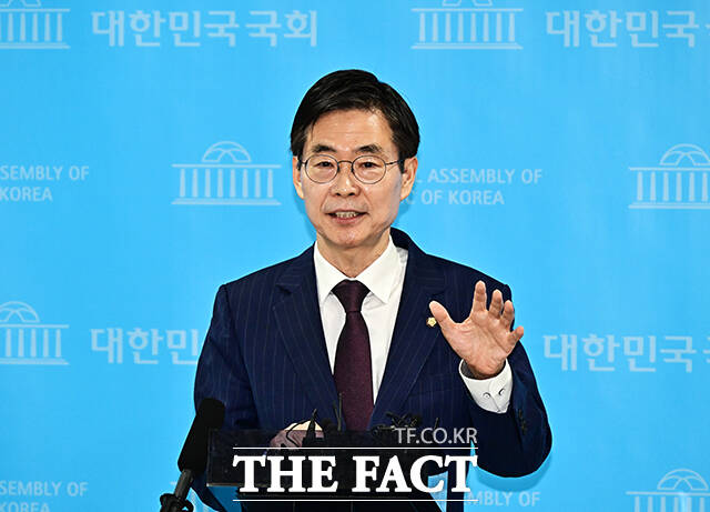조경태 국민의힘 의원이 20일 국회입법조사처 설립 이후 입법조사회답 활용 실적에서 역대 1위를 기록했다. /배정한 기자