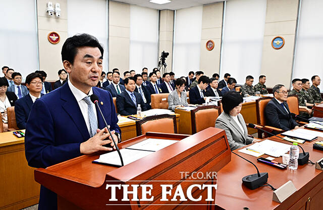 안규백 국방부 장관이 20일 오전 서울 여의도 국회에서 열린 국방위원회 전체회의에 출석해 유영하 국민의힘 의원의 질의를 듣고 있다.