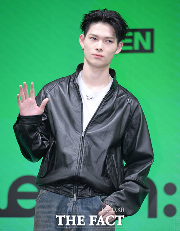 그룹 엔하이픈(ENHYPEN) 니키와 제이크, 성훈, 정원, 선우, 제이(왼쪽부터)가 20일 오전 서울 용산구 몬드리안 서울 이태원에서 열린 미니 8집 'THE SIN : BLISS' 발매 기념 기자간담회에 참석해 포즈를 취하고 있다. /박헌우 기자