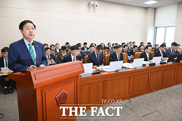 결산보고 하는 구윤철 부총리 겸 재정경제부 장관(왼쪽).