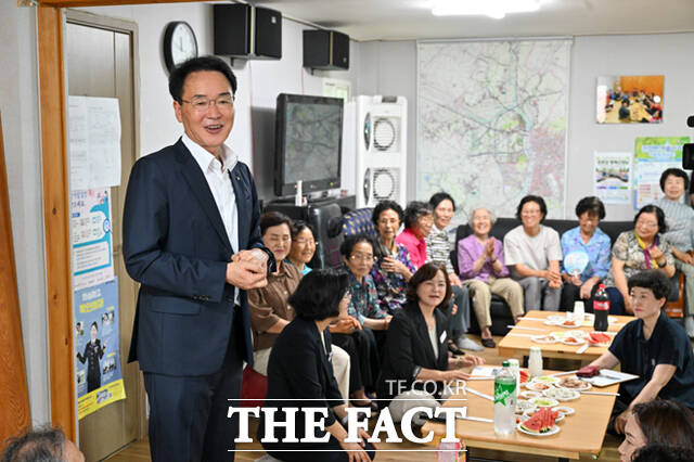 경로당을 찾은 황병직 영주시장이 어르신들이 편하고 불편없는 생활을 이어가도록 노력하겠다고 약속했다. /영주시
