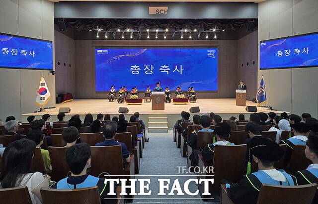 순천향대학교가 20일 교내 인간사랑관 현곡대강당에서 열린 '2026년 8월 학위수여식'에서 송병국 총장이 축사를 하고 있다. /순천향대학교