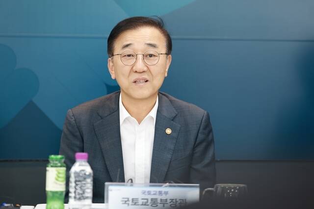 김윤덕 국토교통부 장관이 20일 서울 영등포구 신길2 도심 공공주택 복합사업지구를 찾아 사업 현장을 점검하고 주민 대표·관계기관과 간담회를 가졌다. /국토교통부