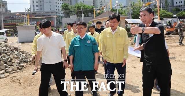 집중호우로 침수 피해를 입은 거제 장평초등학교를 찾은 최교진(오른쪽 두 번째) 교육부 장관과 권순기(왼쪽 두번째) 경남도교육감 /경남교육청