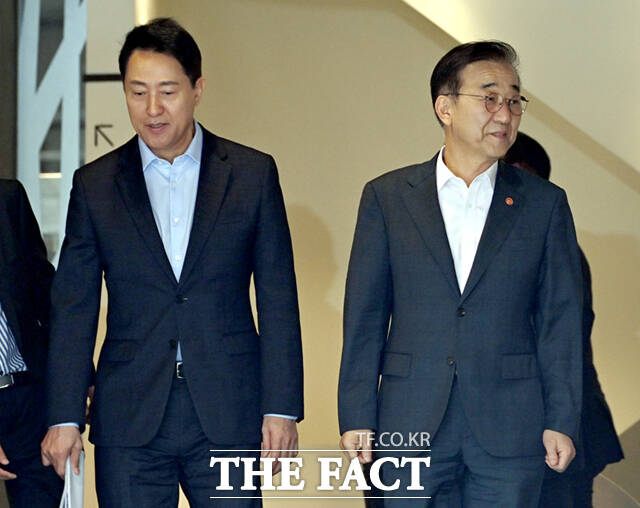 김윤덕 국토교통부 장관(오른쪽)과 오세훈 서울시장이 20일 오전 서울 중구 달개비에서 주택공급 회동을 마친 뒤 나서고 있다. /이새롬 기자