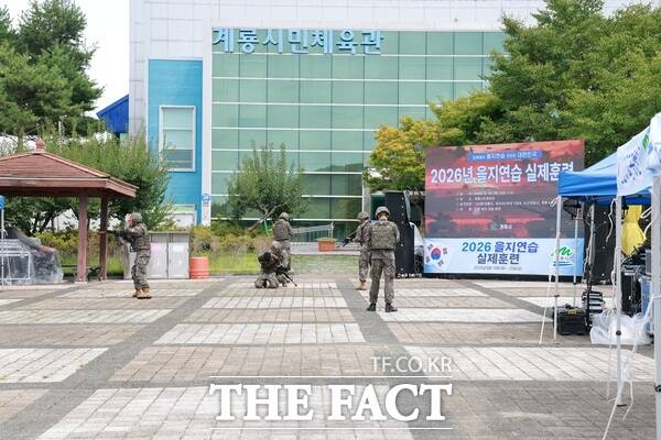20일 계룡시민체육관에서 군·경·소방 등 유관기관 관계자들이 다중이용시설 드론 테러 상황에 대응하는 훈련을 실시하고 있다. /계룡시