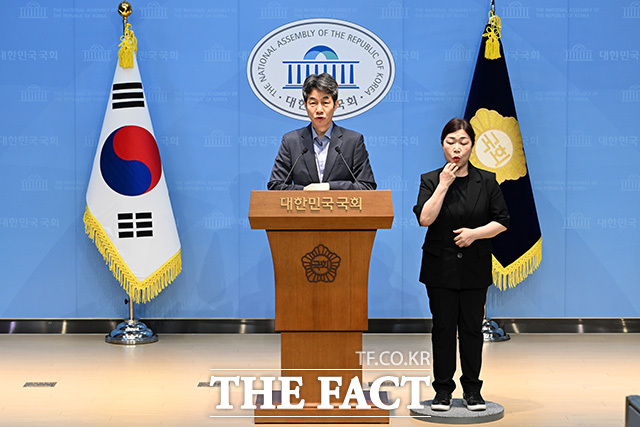 윤석열 국정원의 민간인 사찰 관련 기자회견하는 윤 의원.