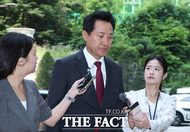 오세훈 서울시장이 6월 10일 오전 서울 서초구 서울중앙지방법원에서 열린 '명태균 여론조사 의혹' 사건 1심 속행 공판에 출석하고 있다. /이새롬 기자