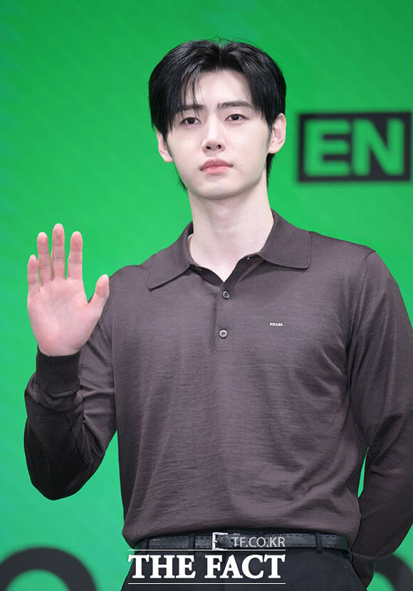 그룹 엔하이픈(ENHYPEN) 니키와 제이크, 성훈, 정원, 선우, 제이(왼쪽부터)가 20일 오전 서울 용산구 몬드리안 서울 이태원에서 열린 미니 8집 'THE SIN : BLISS' 발매 기념 기자간담회에 참석해 포즈를 취하고 있다. /박헌우 기자