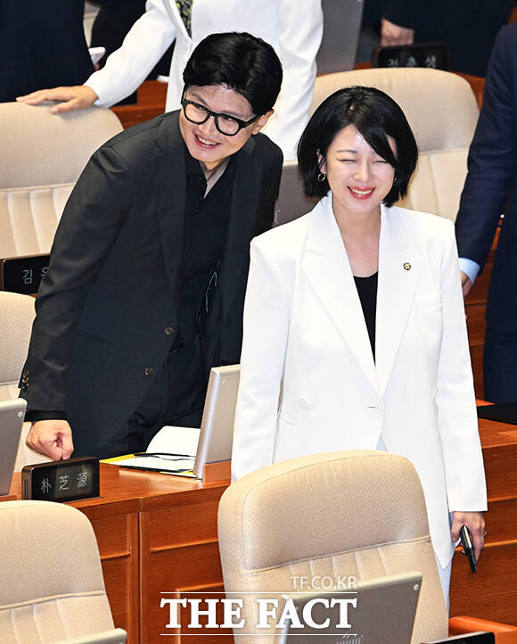 한동훈 무소속 의원(왼쪽)이 20일 오후 서울 여의도 국회에서 열린 제438회국회(임시회) 1차 본회의에 참석해 배현진 국민의힘 의원과 대화를 하고 있다. /국회=배정한 기자