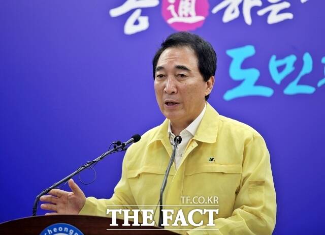 박수현 충남지사가 20일 충남도청 브리핑룸에서 기자회견을 하고 있다. /김형중 기자