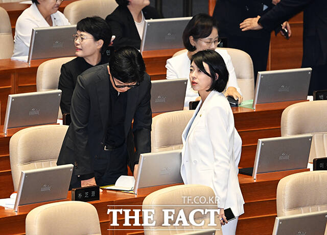 한동훈 무소속 의원(왼쪽)이 20일 오후 서울 여의도 국회에서 열린 제438회국회(임시회) 1차 본회의에 참석해 배현진 국민의힘 의원과 대화를 하고 있다. /국회=배정한 기자
