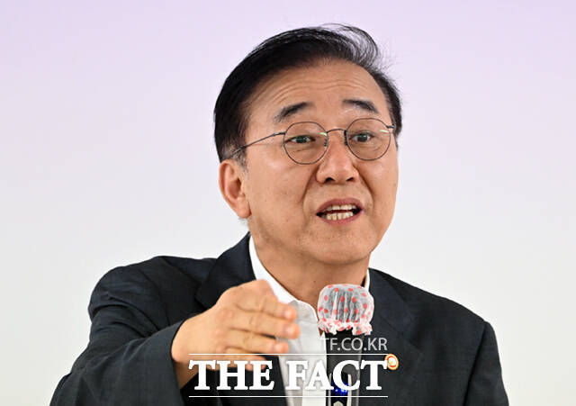 김윤덕 국토교통부 장관(오른쪽)과 오세훈 서울시장이 20일 오전 서울 중구 달개비에서 주택공급 회동을 마친 뒤 나서고 있다. /이새롬 기자
