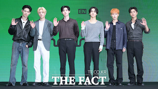 그룹 엔하이픈(ENHYPEN) 니키와 제이크, 성훈, 정원, 선우, 제이(왼쪽부터)가 20일 오전 서울 용산구 몬드리안 서울 이태원에서 열린 미니 8집 'THE SIN : BLISS' 발매 기념 기자간담회에 참석해 포즈를 취하고 있다. /박헌우 기자