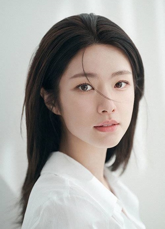 '조상 때문에 스타 인생 최대 위기', 배우 하영이 태어나기도 전, 그것도 수십 년 전 조상의 행적 때문에 이제 막 스타 배우로 도약하려던 하영이 최대 위기를 맞았다. /비스터스엔터테인먼트