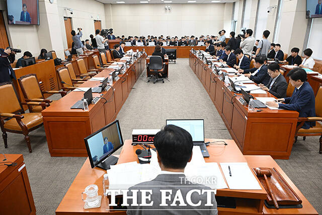 텅 빈 국민의힘 의원들 자리(왼쪽).