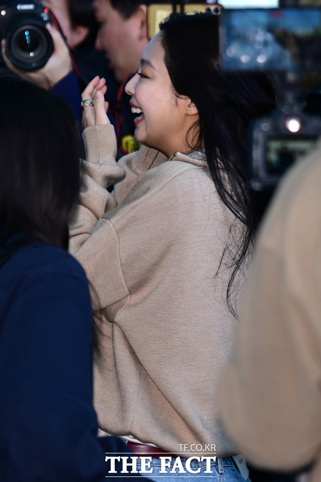 블랙핑크 제니의 이른바 '노출 영상' 논란이 이번 주 연예계 뜨거운 이슈로 떠올랐다. 사진은 제니가 지난 3월 10일 인천국제공항에서 프랑스 파리로 출국하며 웃음을 터뜨리고 있다. /남윤호 기자