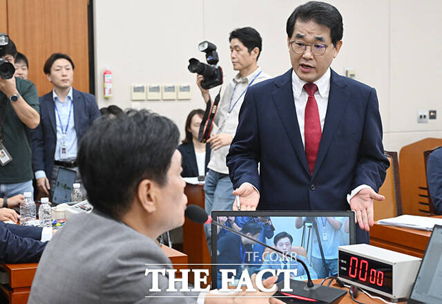 의사 일정 및 소위원회 관련 항의하는 배 간사(오른쪽).
