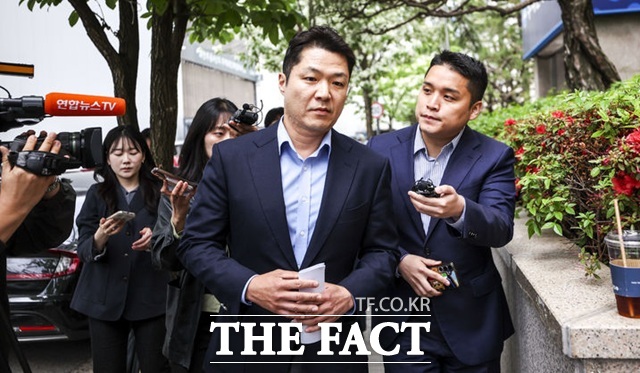 최재훈 대전지검 중요경제범죄조사단 부장검사가 11일 경기 과천시 종합특검 사무실에서 도이치모터스 주가조작 사건 관련 참고인 조사를 받기 위해 출석하고 있다./뉴시스