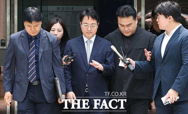 내란 중요임무종사와 직권남용 권리행사방해 혐의를 받고 있는 심우정 전 검찰총장이 16일 오후 서울 서초구 서울중앙지방법원에서 열린 구속 전 피의자 심문을 마친 뒤 법원을 나서고 있다. /사진공동취재단