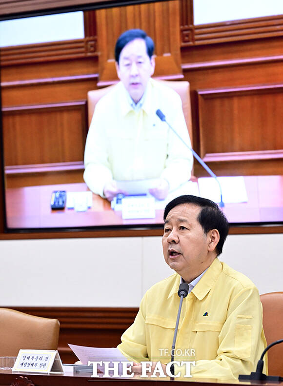 구윤철 부총리 겸 재정경제부 장관이 20일 오전 서울 종로구 정부서울청사에서 열린 비상경제본부회의 겸 경제관계장관회의 겸 민생물가 특별관리 관계장관 TF 회의에 참석해 모두발언을 하고 있다. /임영무 기자