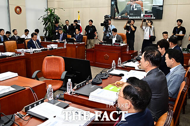 안규백 국방부 장관이 20일 오전 서울 여의도 국회에서 열린 국방위원회 전체회의에 출석해 유영하 국민의힘 의원의 질의를 듣고 있다.