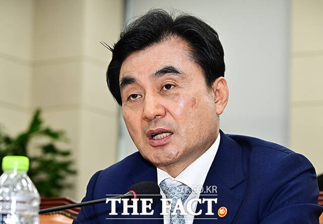 안규백 국방부 장관이 20일 오전 서울 여의도 국회에서 열린 국방위원회 전체회의에 출석해 유영하 국민의힘 의원의 질의를 듣고 있다.