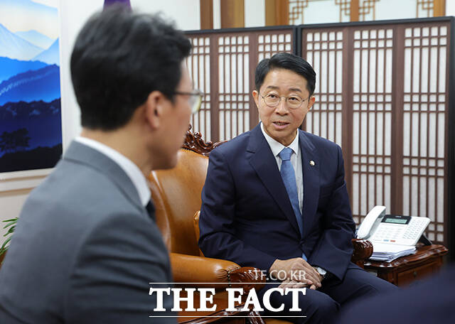 조정식 국회의장이 20일 오후 서울 여의도 국회에서 김민석 더불어민주당 신임 당대표(왼쪽)를 접견하며 기념사진 촬영을 하고 있다. /국회=배정한 기자