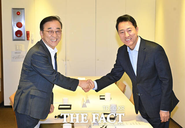 김윤덕 국토교통부 장관(왼쪽)과 오세훈 서울시장이 20일 오전 서울 중구 달개비에서 주택공급 관련 회동을 하고 있다. /이새롬 기자