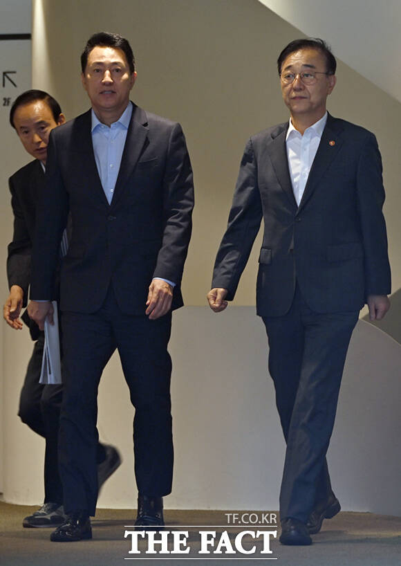 김윤덕 국토교통부 장관(오른쪽)과 오세훈 서울시장이 20일 오전 서울 중구 달개비에서 주택공급 회동을 마친 뒤 나서고 있다. /이새롬 기자