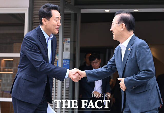 김윤덕 국토교통부 장관(오른쪽)과 오세훈 서울시장이 20일 오전 서울 중구 달개비에서 주택공급 회동을 마친 뒤 나서고 있다. /이새롬 기자