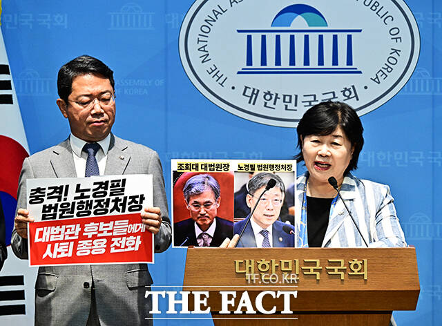 서영교 법사위원장과 김승원 법사위 여당 간사(왼쪽) 등이 20일 오전 서울 여의도 국회 소통관에서 조희대 대법원장과 노경필 법원행정처장 사퇴 촉구 기자회견을 하고 있다. /국회=배정한 기자