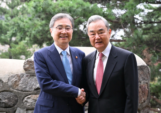 정부는 20일 한중 외교장관 회담에서 중국 측이 남북을 '두 국가'라고 표현한 건 북한의 적대적 두 국가론과 무관하다고 평가했다. 사진은 조현 외교부 장관(왼쪽)과 왕이 중국 외교부장 겸 공산당 중앙외사판공실 주임이 이날 오전 남산 다산 성곽길을 걸으며 친교 일정을 소화한 모습. /조 장관 엑스(X·옛 트위터) 갈무리