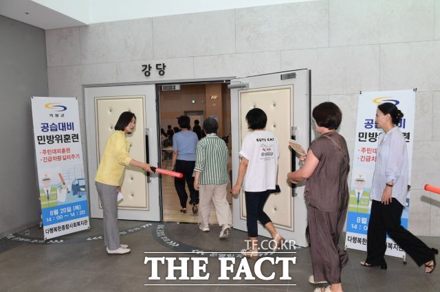 우성빈 기장군수가 20일 '2026년 을지연습' 연계 주민대피 시범훈련에서 주민 대피를 유도하고 있다. /기장군