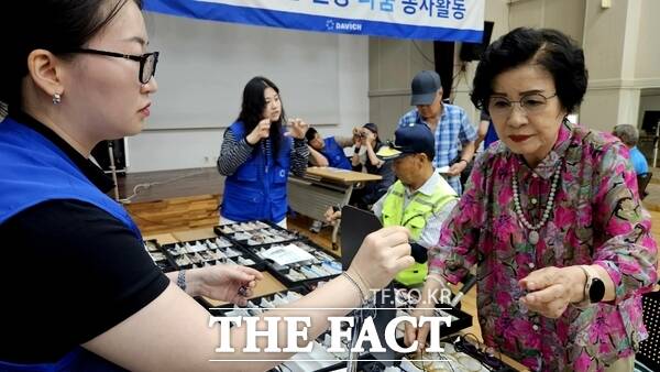 다비치안경 대전충북지부봉사단이 20일 대덕구노인종합복지관에서 점주 21명이 참여해 맞춤형 안경 제작 지원 봉사활동을 펼쳤다. 사진은 어르신과 상담을 하고 있는 모습. /대덕구노인종합복지관